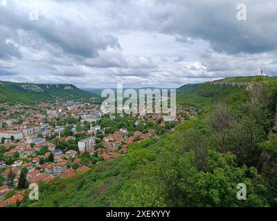 Die Festung Ovech in der Nähe der Stadt Provadia in Bulgarien. Alte Steinmauer mit herrlicher Aussicht. Stockfoto