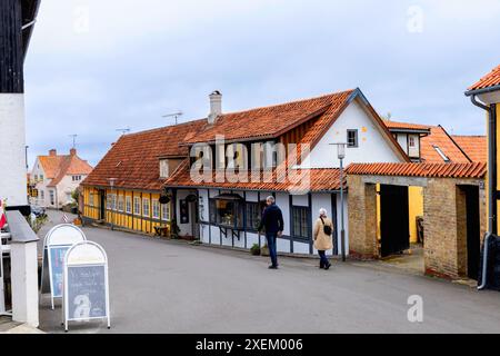 Antike Straße der Stadt Gudhjem, Bornholm Island, Dänemark - 2. Juni 2024 Stockfoto