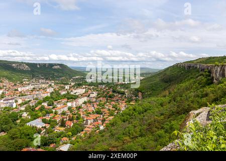 Die Festung Ovech in der Nähe der Stadt Provadia in Bulgarien. Alte Steinmauer mit herrlicher Aussicht. Stockfoto