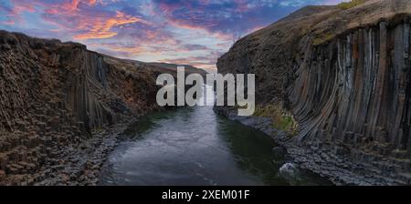 Aus der Vogelperspektive des Studlagil Canyon. Wunderschöner Blick auf Jokulsa, Einen Bru-Fluss. Stockfoto