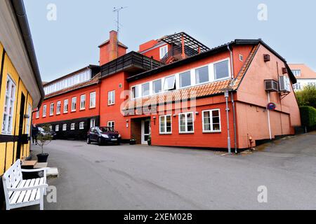 Antike Straße der Stadt Gudhjem, Bornholm Island, Dänemark - 2. Juni 2024 Stockfoto