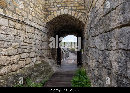 Die Festung Ovech in der Nähe der Stadt Provadia in Bulgarien. Alte Steinmauer mit herrlicher Aussicht. Stockfoto