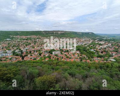 Die Festung Ovech in der Nähe der Stadt Provadia in Bulgarien. Alte Steinmauer mit herrlicher Aussicht. Stockfoto