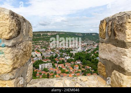 Die Festung Ovech in der Nähe der Stadt Provadia in Bulgarien. Alte Steinmauer mit herrlicher Aussicht. Stockfoto