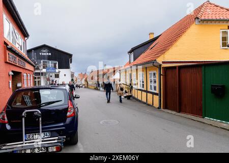 Antike Straße der Stadt Gudhjem, Bornholm Island, Dänemark - 2. Juni 2024 Stockfoto