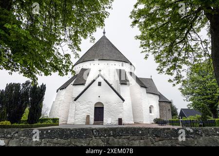 Weiße runde Osterlars-Kirche auf der Insel Bornholm. Konzept des historischen Gebäudes und Wahrzeichen Dänemarks. Stockfoto