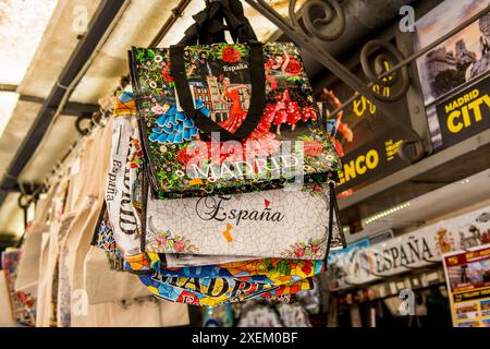 Souvenirtaschen auf dem Flohmarkt El Rastro am Sonntag in madrid, spanien. Stockfoto