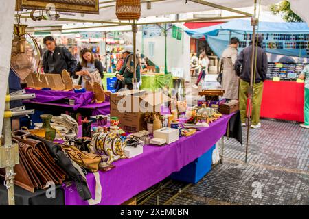 Der Flohmarkt El Rastro im Freien am Sonntag in der Plaza de Cascorro, Madrid, Spanien. Stockfoto