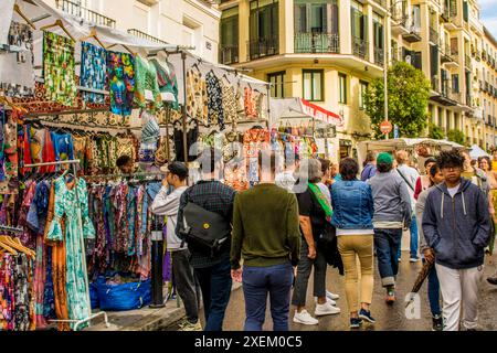 Der Flohmarkt El Rastro im Freien am Sonntag in der Plaza de Cascorro, Madrid, Spanien. Stockfoto