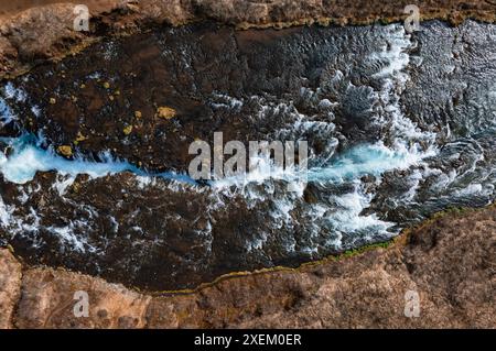 Majestätischer Sommerblick auf den Bruarfoss Wasserfall. Der Isländische Blaue Wasserfall. Stockfoto