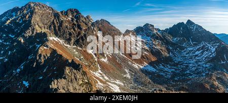 Herbstliche hohe Tatra mit Swinica, Kozi Wierch und wenigen anderen Berggipfeln - Blick von Walentkovwy Wierch auf polnisch-slowakische Grenze Stockfoto