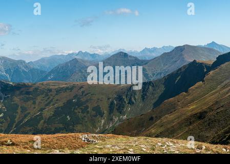 Blick vom Koncista-Hügel in der westlichen Tatra an der polnisch-slowakischen Grenze während des wunderschönen Spätsommertages Stockfoto