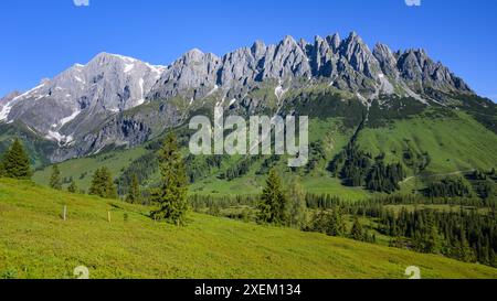 Der Hochkoenig an einem sonnigen Sommertag, blauer Himmel Mühlbach am Hochkönig Österreich Stockfoto