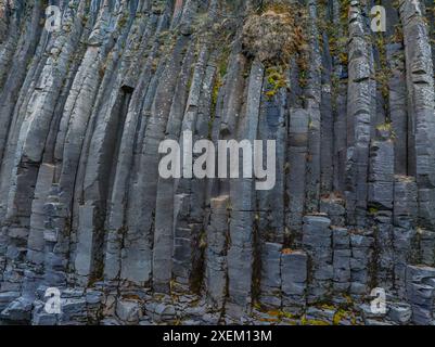 Nahaufnahme der vertikalen Felssäulen in Islands einzigartiger geologischer Formation Stockfoto