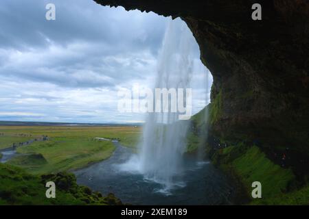 Seljalandsfoss fällt im Sommer Aussicht, Island. Isländische Landschaft. Stockfoto