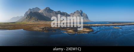 Atemberaubende stimmungsvolle Luftlandschaft von Bergen in Island. Eindrucksvolle farbenfrohe Meereslandschaft Islands. Stockfoto