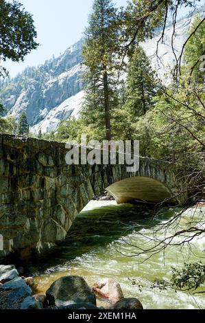 Der Merced River fließt durch die Bögen der Pohono-Brücke nach den jüngsten Überschwemmungen im Yosemite-Nationalpark, Kalifornien, USA Stockfoto