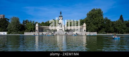 See und Alfonso-XII-Denkmal im Parque del Retiro in Madrid; Madrid, Spanien Stockfoto