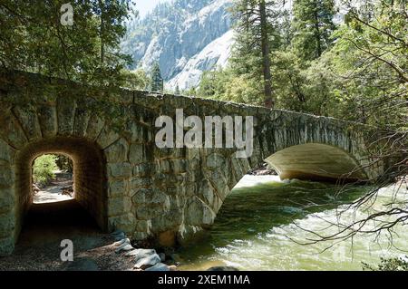 Der Merced River fließt durch die Bögen der Pohono-Brücke nach den jüngsten Überschwemmungen im Yosemite-Nationalpark, Kalifornien, USA Stockfoto