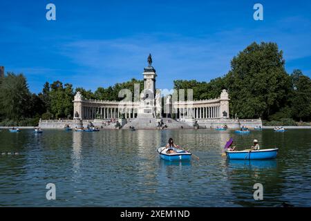 See und Alfonso-XII-Denkmal im Parque del Retiro in Madrid; Madrid, Spanien Stockfoto