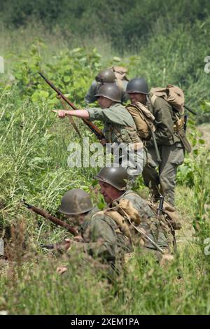 4. Juni 2017, Crisbecq Batterie, Frankreich. Die Schlacht von Crisbecq Akku ist auf die ursprüngliche historische Stätte landeinwärts von der strategischen amerikanischen Strand Standortcode namens "Utah" nachgestellt. Freiwilligen und Enthusiasten inszenieren die Aufnahme der deutschen Hochburg als Bestandteil der 73. Jahrestag des D-Day Strand und Antenne Landungen, die an diesem Wochenende in der Normandie stattfinden. Bildnachweis: Wayne Farrell/Alamy News Stockfoto