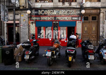 Motorräder stehen in einer Reihe auf der Straße vor einem Restaurant in Madrid, Madrid, Spanien Stockfoto