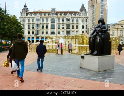 Goldene sternförmige Weihnachtsdekoration und Skulptur La Maternidad im Stadtzentrum Plaza de la Escandalera Oviedo Asturias Spanien Stockfoto