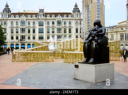 Goldene sternförmige Weihnachtsdekoration und Skulptur La Maternidad im Stadtzentrum Plaza de la Escandalera Oviedo Asturias Spanien Stockfoto