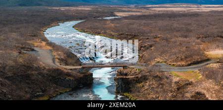 Majestätischer Sommerblick auf den Bruarfoss Wasserfall. Der Isländische Blaue Wasserfall. Stockfoto