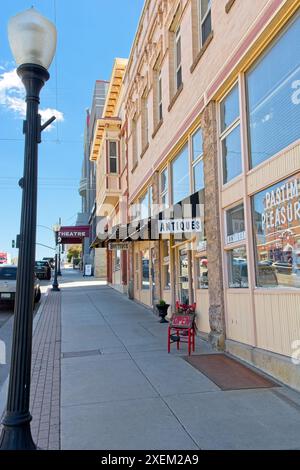 Reihe von Boutiquen entlang der Gurley Street im Zentrum von Prescott Arizona – April 2024 Stockfoto