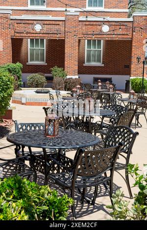 Terrasse mit schmiedeeisernen Tischen und Stühlen Stockfoto