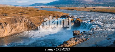 Luftaufnahme des mächtigen Godafoss Wasserfalls an einem sonnigen Tag in Nordisland. Stockfoto