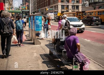 Passagiere warten am Dienstag, den 18. Juni 2024, im Stadtteil Chelsea in New York auf einen Select Bus Service MTA-Bus. (© Richard B. Levine) Stockfoto