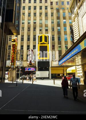 Ehemaliger Ort der inzwischen geschlossenen National Geographic Encounter Ocean Odyssey am Times Square, gesehen von der Shubert Alley am Mittwoch, 20. Juni 2024 (© Richard B. Levine) Stockfoto