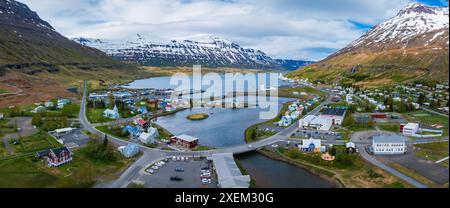 Die berühmte Regenbogenstraße in Seydisfjordur mit isländischen Gebäuden um die Wände herum zeigt Kunstwerke bemalt. Stockfoto