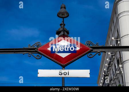 Schild der U-Bahn-Station Sol in Puerta del Sol, Madrid, Spanien Stockfoto