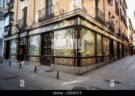 Geflieste Kunstwerke an der Fassade einer Taverne an einer Straßenecke in Madrid; Madrid, Spanien Stockfoto