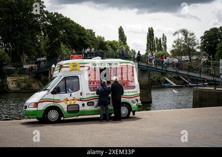 Ein Seniorenpaar steht am offenen Fenster eines Lieferwagens, der am Ufer des Wassers auf Eel Pie Island, Twickenham, London, Großbritannien, Eis verkauft Stockfoto