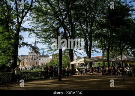 Blick auf die Kathedrale von Almudena von den Vistillas-Gärten in Madrid; Madrid, Spanien Stockfoto