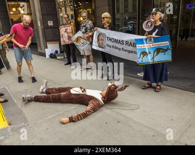 Tierschützer protestieren vor den Büros des Penguin Random House in New York über Adidas' Verwendung von Känguruhaut in ihren Schuhen. Thomas Rabe, Chairman von Adidas, ist auch CEO von Bertelsmann, Inhaber von Penguin Random House und zahlreichen anderen Medienunternehmen. (© Richard B. Levine) Stockfoto