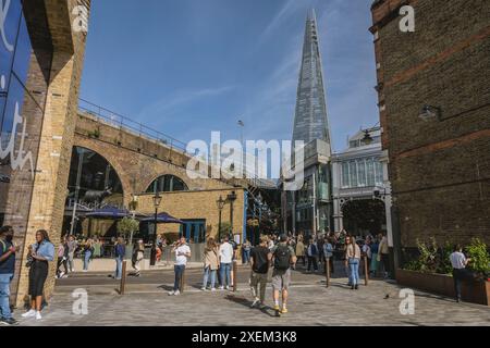 Fußgänger am Borough Market mit Blick auf die Shard, London Bridge, London, UK; London, England Stockfoto