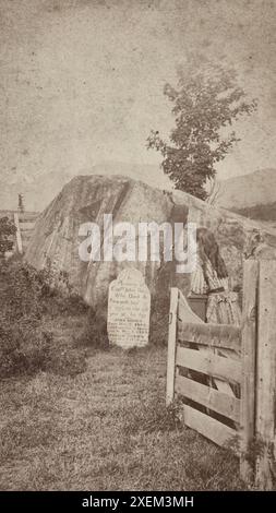 Ein junges Mädchen mit Blick auf John Browns Grab in North Elba, New York, mit einem Grabstein, der Inschriften für zwei weitere Familienmitglieder enthält, um 1880 Stockfoto