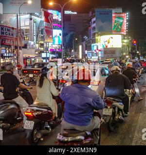 Ho-Chi-Minh-Stadt, Vietnam - 3. Februar 2024: Verkehr am Kreisverkehr des Tran-Nguyen-Denkmals in Saigon Stockfoto