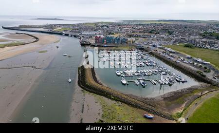 Aus der Vogelperspektive auf die Flussmündung des Coquet, den Yachthafen Amble, Northumberland, England. Stockfoto