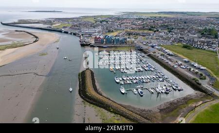 Aus der Vogelperspektive auf die Flussmündung des Coquet, den Yachthafen Amble, Northumberland, England. Stockfoto