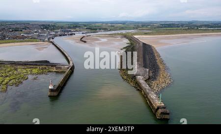 Aus der Vogelperspektive auf die Flussmündung des Coquet, Amble, Northumberland, England. Stockfoto