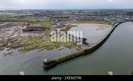 Aus der Vogelperspektive auf die Flussmündung des Coquet, Amble, Northumberland, England. Stockfoto