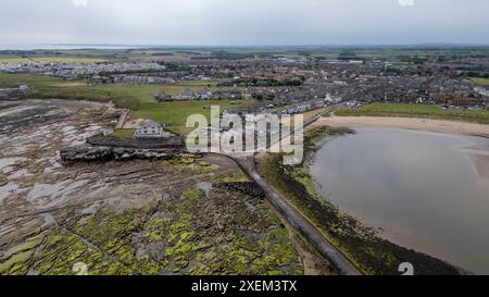 Aus der Vogelperspektive auf die Flussmündung des Coquet, Amble, Northumberland, England. Stockfoto