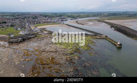 Aus der Vogelperspektive auf die Flussmündung des Coquet, Amble, Northumberland, England. Stockfoto