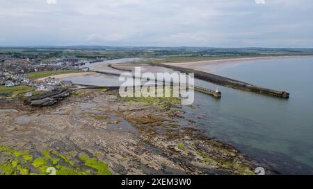 Aus der Vogelperspektive auf die Flussmündung des Coquet, Amble, Northumberland, England. Stockfoto